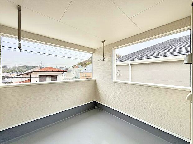 【バルコニー】■ 季節の移ろいを感じられる開放的な空間です