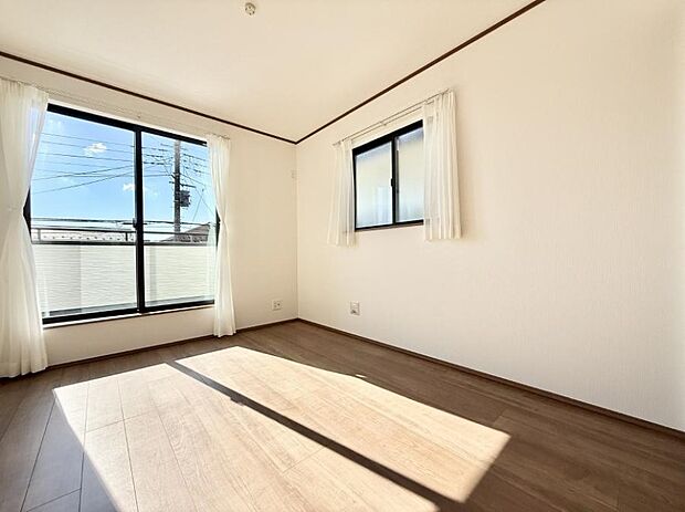 【寝室】■窓の配置や通気性の良い設計で部屋の空気がこもらず、常に新鮮な空気が流れます