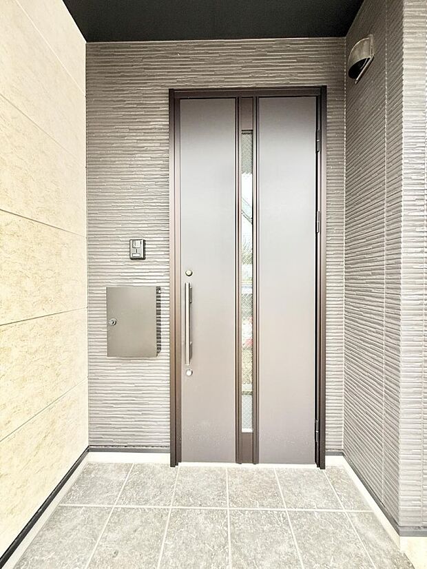 【玄関】■ シンプルで美しく、住まいの第一印象を彩る玄関です