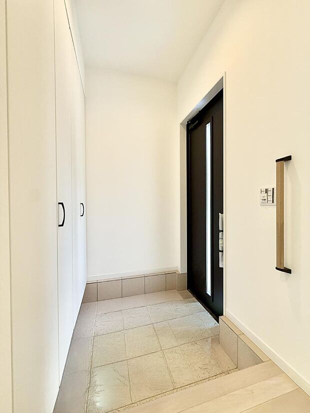 【玄関】■ 家族やゲストをやさしく迎える、心地よい空間