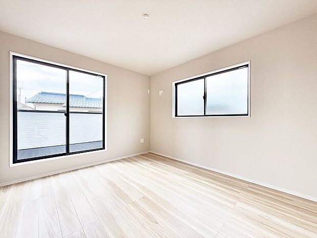 【リビング以外の居室】■落ち着いた色合いのお部屋で穏やかな時間を楽しめます