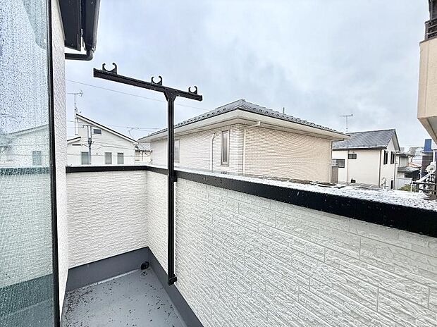 【バルコニー】■ 季節の移ろいを感じられる開放的な空間です