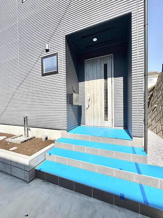 【玄関】■ 帰るたびにホッとする、安心感のある佇まい