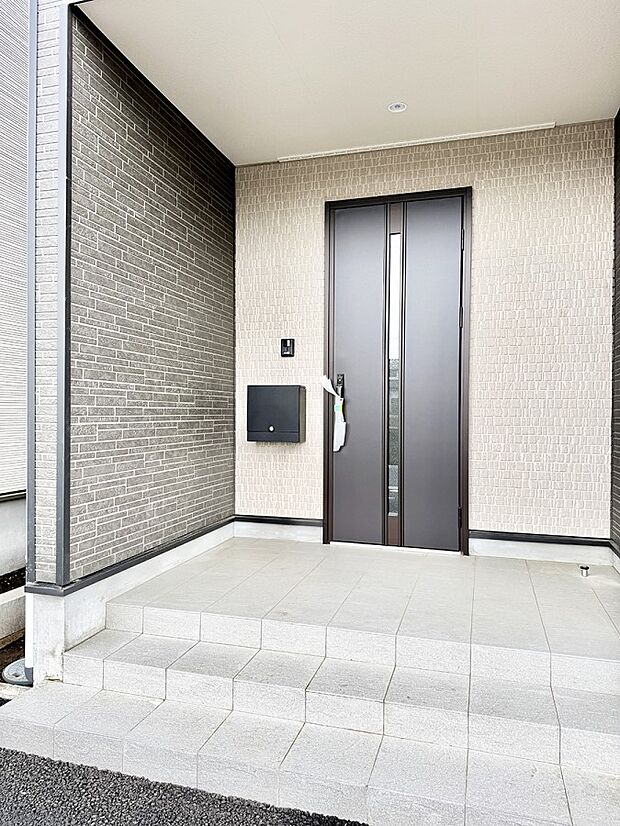 【玄関】■ シンプルで美しく、住まいの第一印象を彩る玄関です