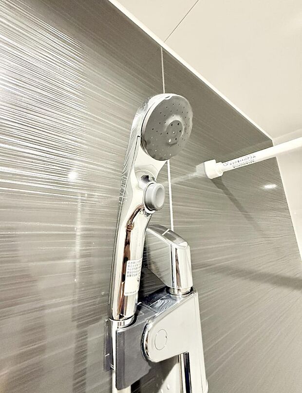 【止水シャワーヘッド】■わざわざシャワー水栓のレバーまで手を伸ばす必要がなく、簡単に止水できる