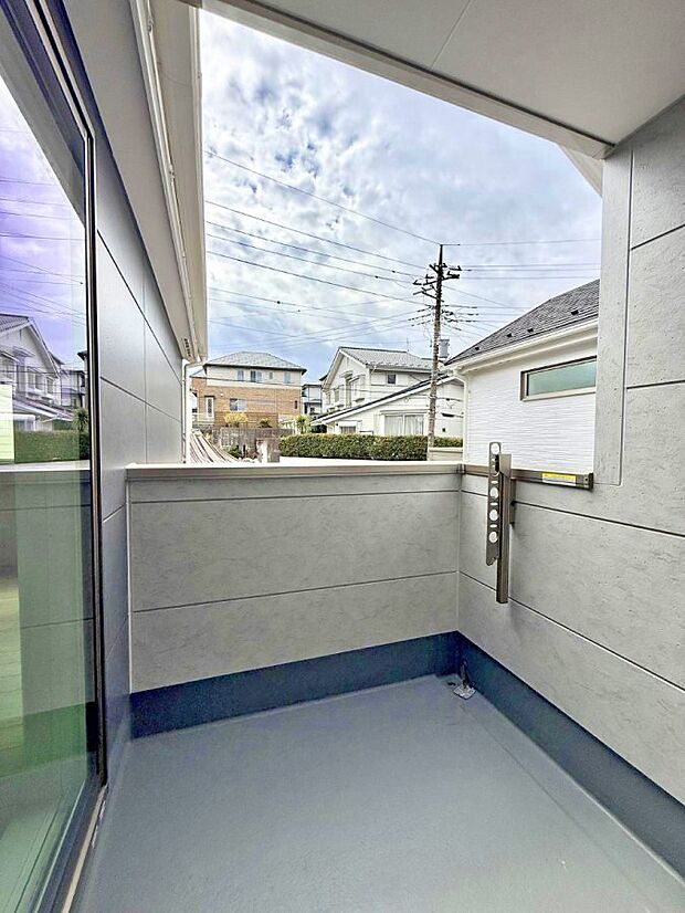 【バルコニー】■ 心地よい風と光を感じる、くつろぎのバルコニー