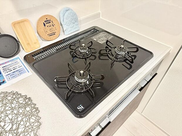 【3口ガスコンロ】■一度に多くの料理ができ便利で効率的