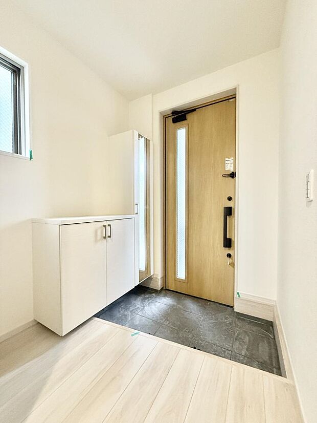 【玄関】■ 家族やゲストをやさしく迎える、心地よい空間