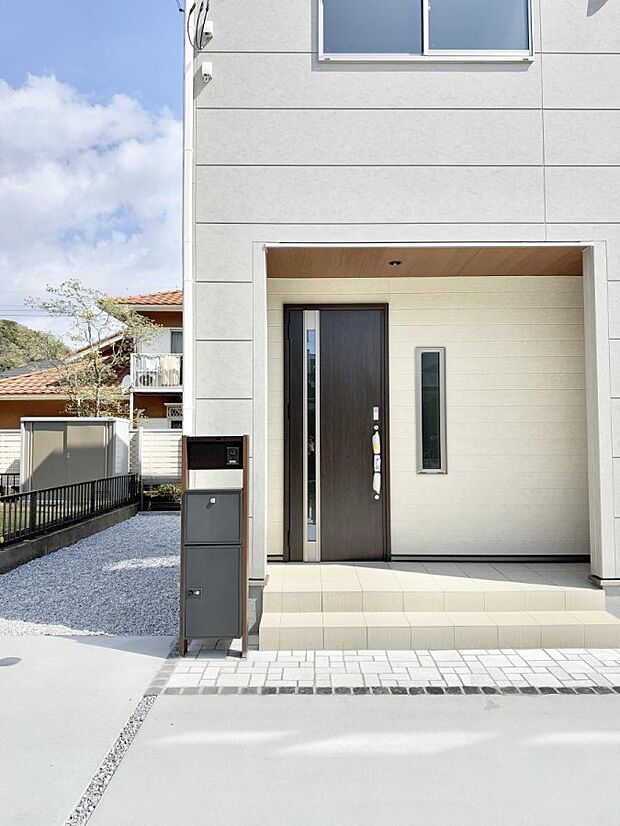 【玄関】■ 家族とゲストをやさしく迎える、心温まる玄関
