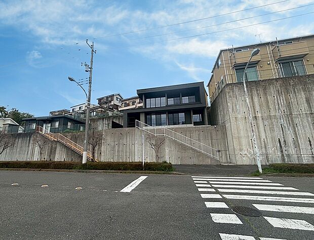 【前面道路含む現地写真】■新しい住まい、街の新しい風景