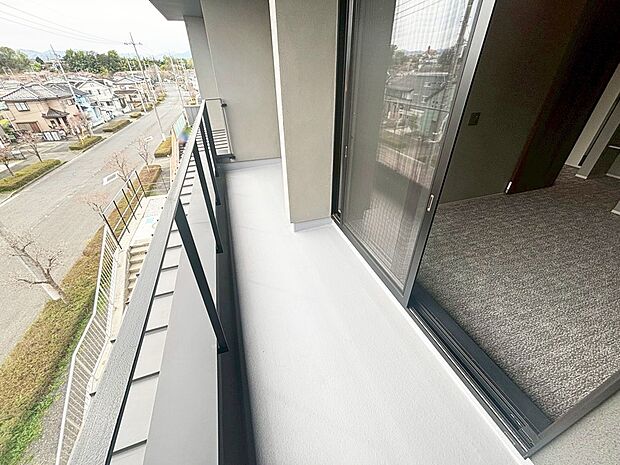 【バルコニー】■ 季節の移ろいを感じられる開放的な空間です