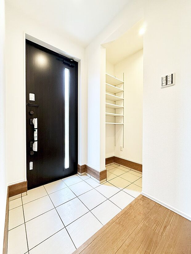 【玄関】■ 家族やゲストをやさしく迎える、心地よい空間