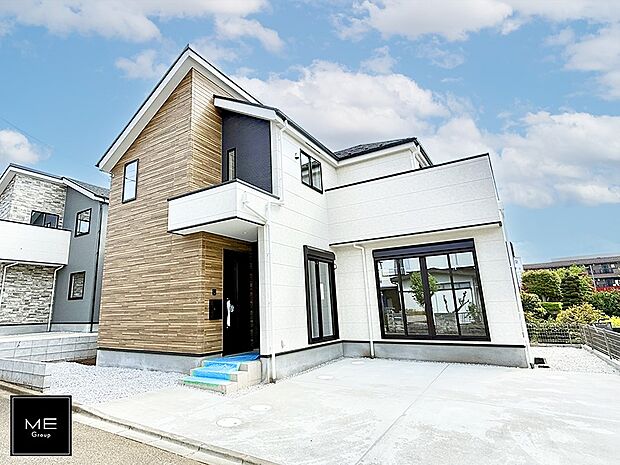 【現地外観写真】■暮らしを彩る充実した設備仕様が備わった住まい