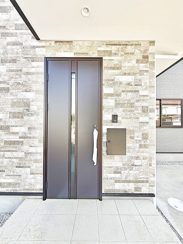 【玄関】■ 心地よい暮らしへとつながる、温かい玄関