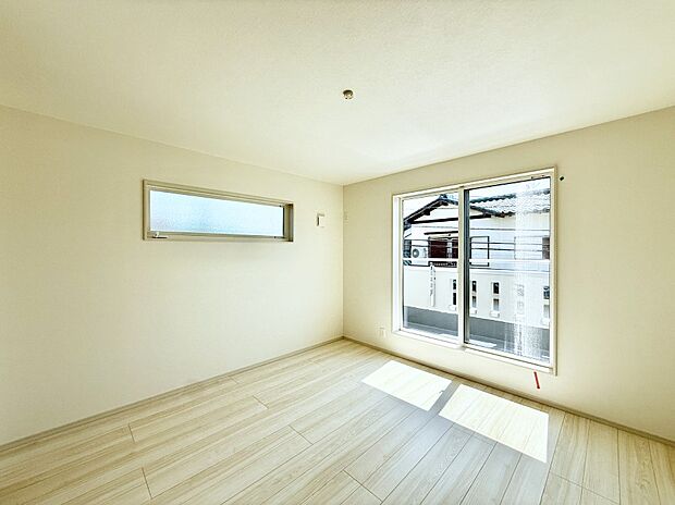 【リビング以外の居室】2号棟  ■落ち着いた色合いのお部屋で穏やかな時間を楽しめます