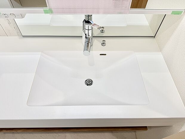 【ハンドシャワー付洗面台】■細かい部分まで洗いやすく便利なハンドシャワー付き