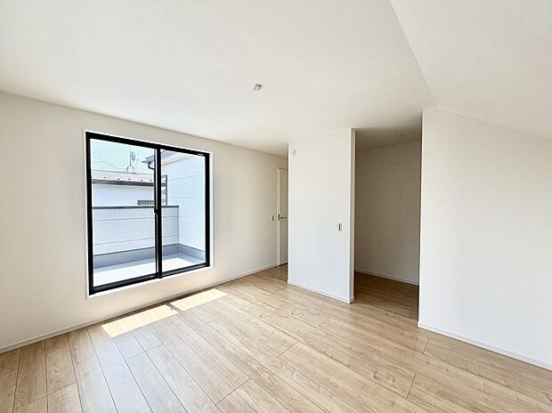 【寝室】1号棟 ■窓の配置や通気性の良い設計で部屋の空気がこもらず、常に新鮮な空気が流れます