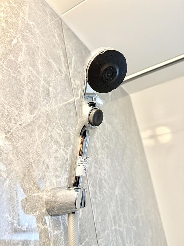 【止水シャワーヘッド】■手元で簡単に止水できるため、水の無駄遣いを減らすことができます。