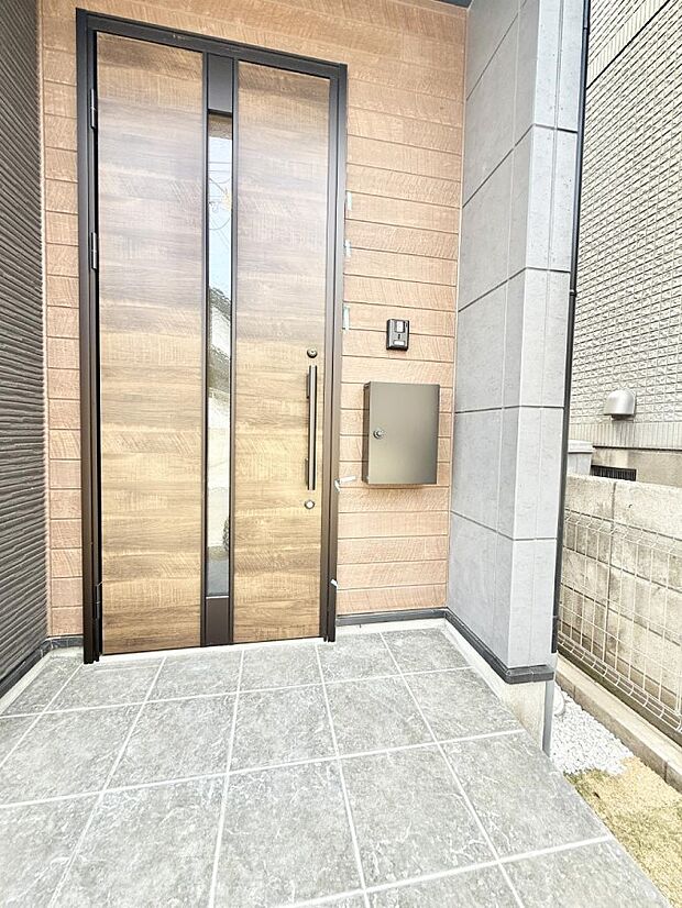 【玄関】1号棟  ■ ここから始まる、笑顔あふれる毎日
