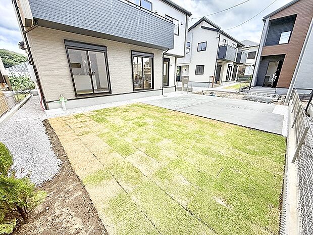 【庭】3号棟  ■暮らしに潤いを与える、緑が取り入れられた住まいです