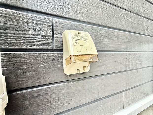 【屋外コンセント】■屋外に電源コンセントがあれば、高圧洗浄機で窓や外壁を掃除するなど便利です。