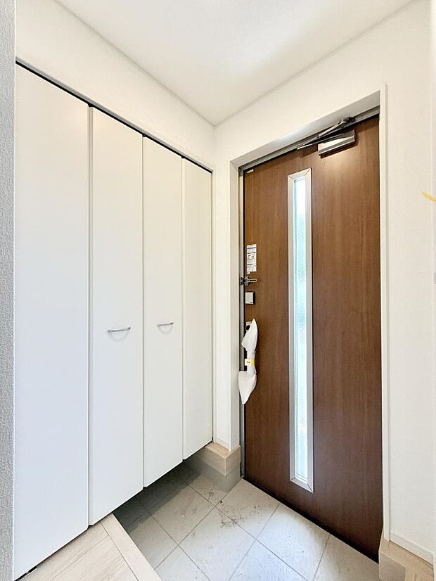 【玄関】1号棟  ■ シンプルで美しく、快適な暮らしの入り口