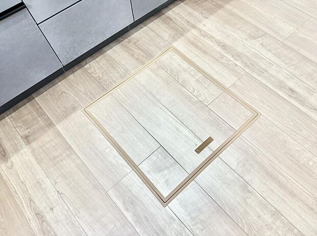 【床下収納】■日用品やストックに便利な床下収納