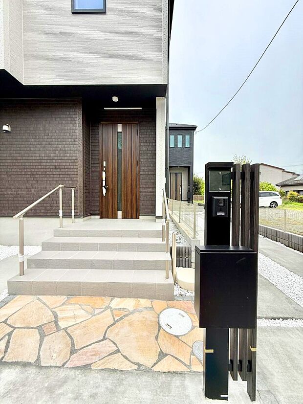 【玄関】2号棟  ■ 家族とゲストをやさしく迎える、心温まる玄関