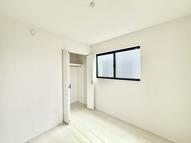 【寝室】2号棟  ■家具をうまく配置すれば広々とした空間を使い動きやすく、リラックスした時間が過ごせます