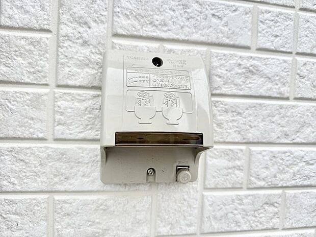 【屋外コンセント】■屋外に電源コンセントがあれば、高圧洗浄機で窓や外壁を掃除するなど便利です。