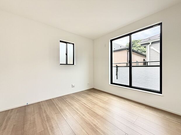 【リビング以外の居室】B号棟  ■落ち着いた色合いのお部屋で穏やかな時間を楽しめます