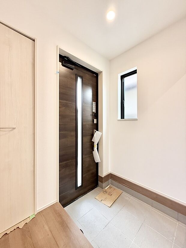 【玄関】B号棟  ■ シンプルで美しく、快適な暮らしの入り口