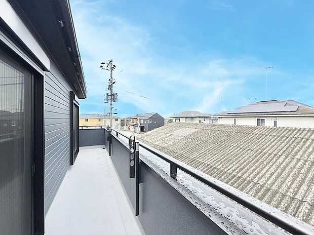 【バルコニー】■ 季節の移ろいを感じられる開放的な空間です