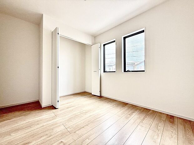 【リビング以外の居室】1号棟 ■落ち着いた色合いのお部屋で穏やかな時間を楽しめます
