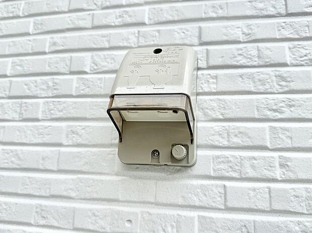 【屋外コンセント】■屋外に電源コンセントがあれば、高圧洗浄機で窓や外壁を掃除するなど便利です。
