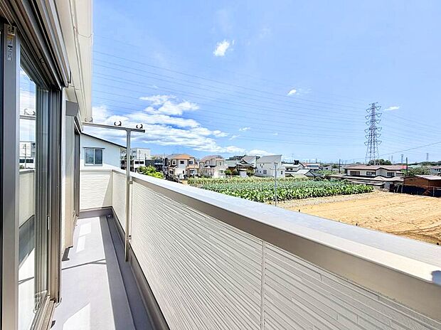 【バルコニー】3号棟 ■ 季節の移ろいを感じられる開放的な空間です
