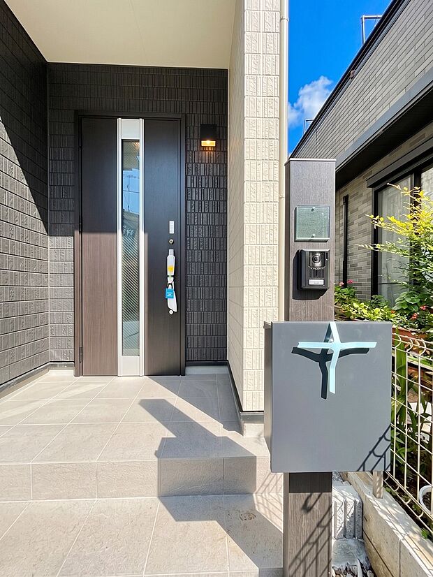 【玄関】A号棟 ■ シンプルで美しく、住まいの第一印象を彩る玄関です