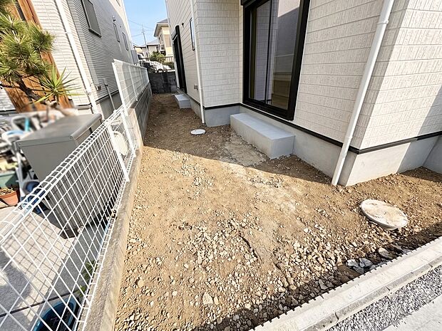 【庭】A号棟 ■季節の移ろいを感じられる、落ち着いた雰囲気の屋外空間