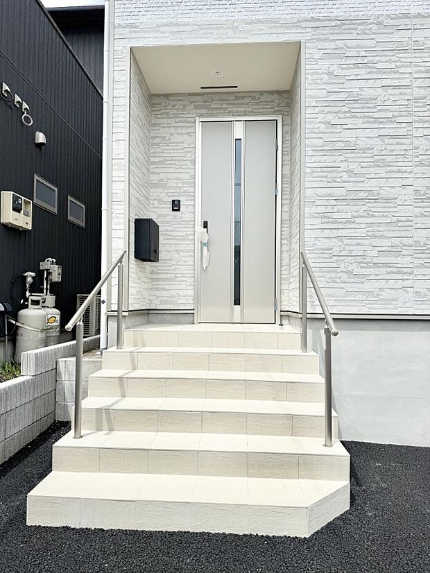 【玄関】2号棟 ■ 家族とゲストをやさしく迎える、心温まる玄関