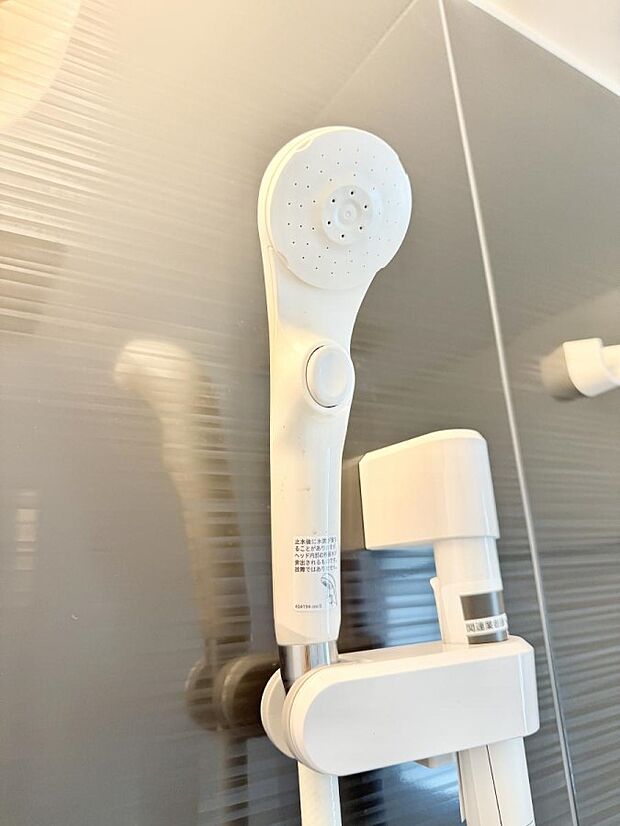 【止水シャワーヘッド】■わざわざシャワー水栓のレバーまで手を伸ばす必要がなく、簡単に止水できる