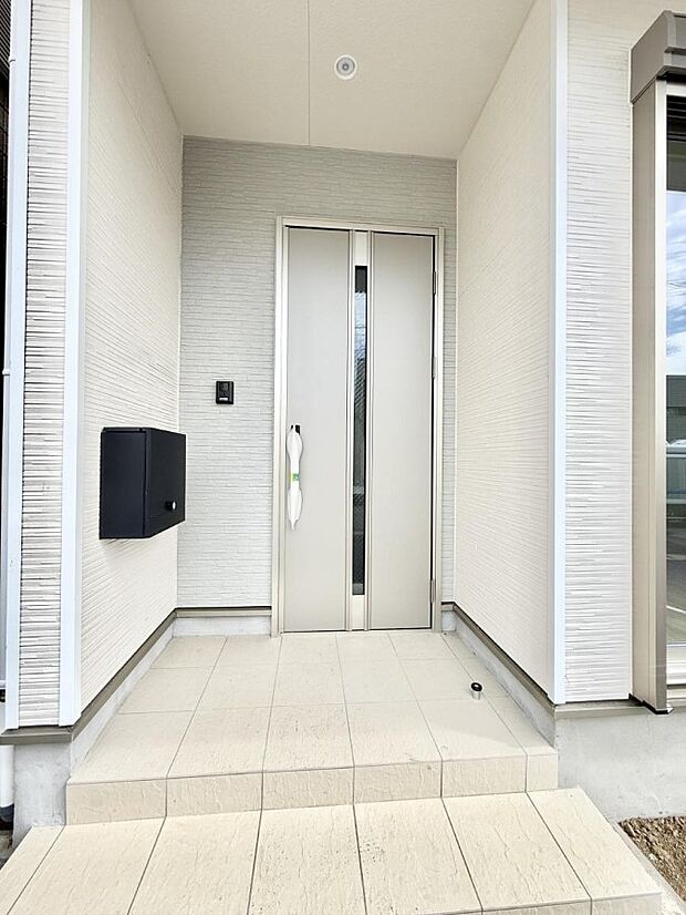 【玄関】1号棟 ■ 帰るたびにホッとする、安心感のある佇まい
