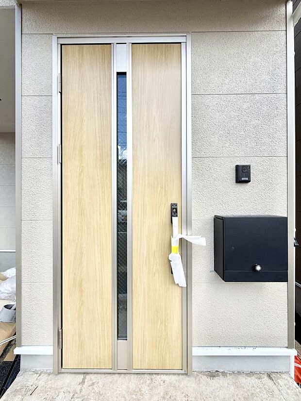 【玄関】1号棟  ■ 帰るたびにホッとする、安心感のある佇まい