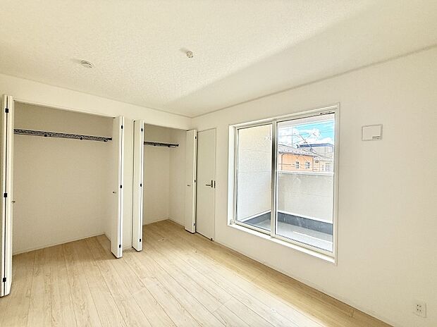 【リビング以外の居室】1号棟 ■落ち着いた色合いのお部屋で穏やかな時間を楽しめます