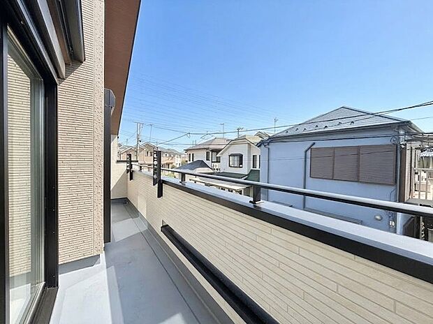 【バルコニー】1号棟 ■ 朝のコーヒーや夜の星空を楽しむ、癒しの場所