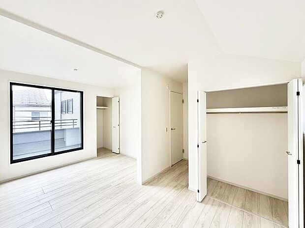 【リビング以外の居室】1号棟  ■清潔感あふれるお部屋で毎日を快適に過ごせます