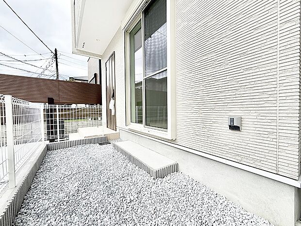【庭】1号棟 ■暮らしに潤いを与える、緑が取り入れられた住まいです