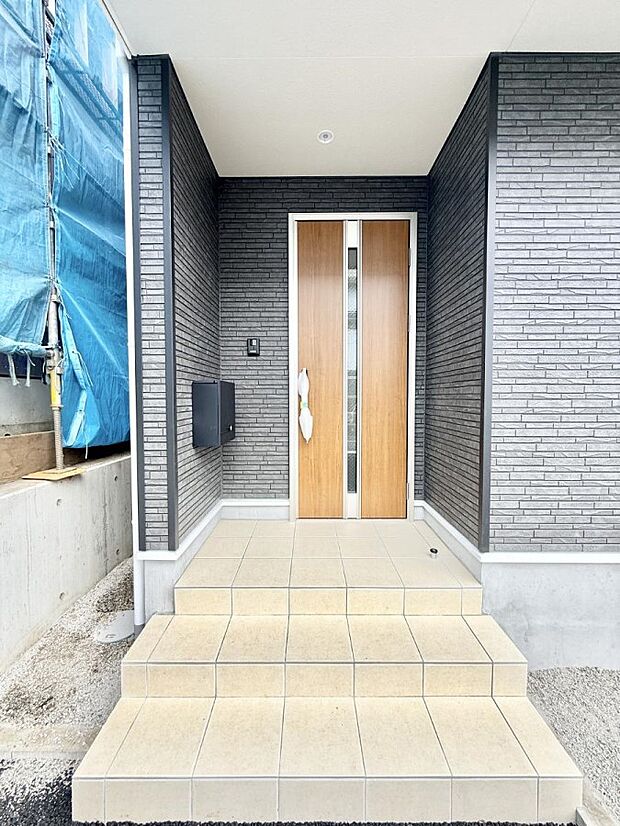 【玄関】1号棟 ■ 帰るたびにホッとする、安心感のある佇まい