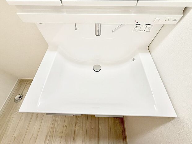 【ハンドシャワー付洗面台】■細かい部分まで洗いやすく便利なハンドシャワー付き
