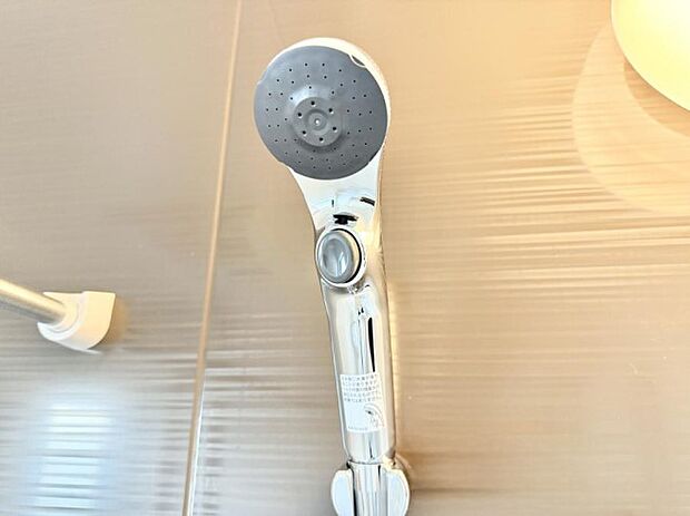 【止水シャワーヘッド】■手元で簡単に止水できるため、水の無駄遣いを減らすことができます。