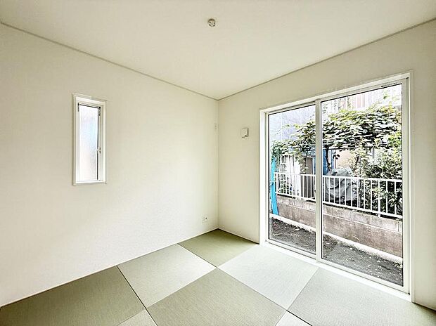 【リビング以外の居室】1号棟 ■落ち着いた色合いのお部屋で穏やかな時間を楽しめます